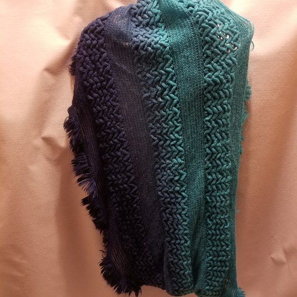 plush two-tone blue Mix It acrylic infinity scarf - Picture 7 of 9